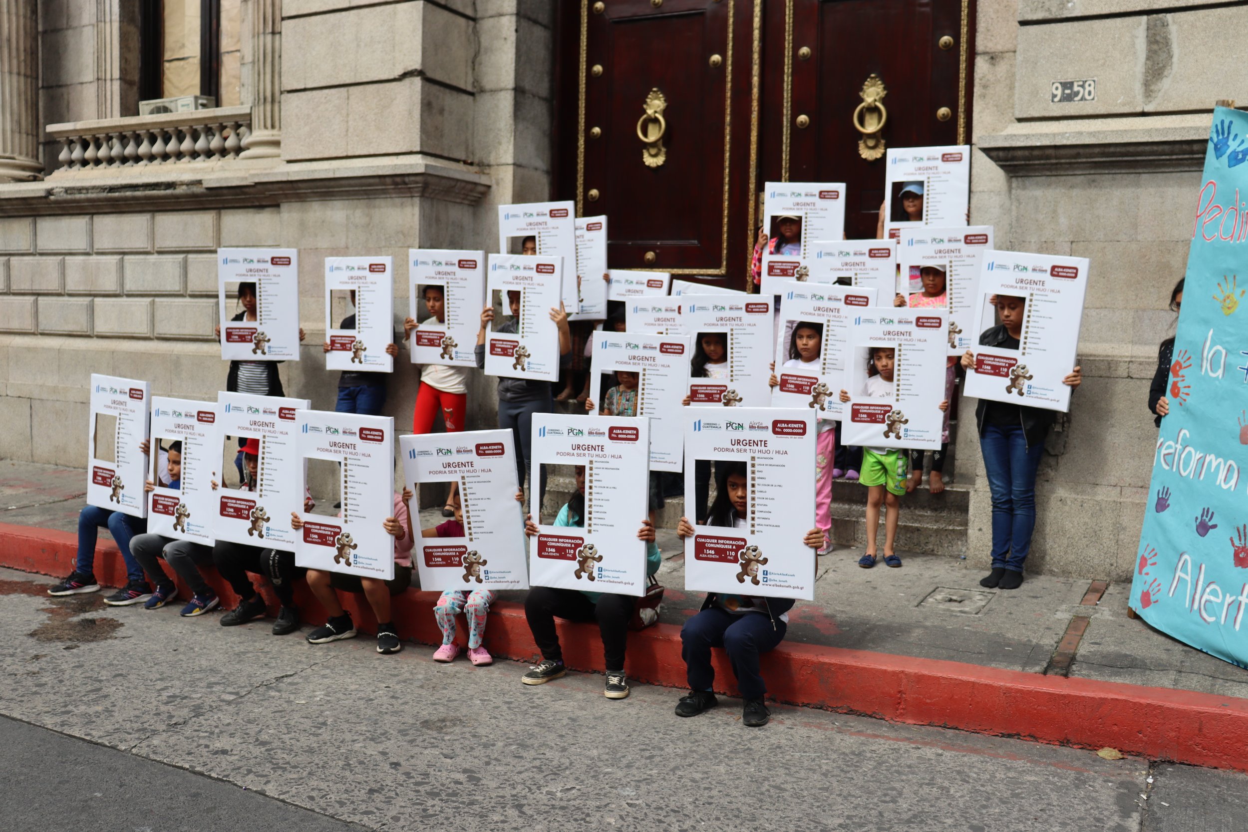  “Podría ser tu hijo”, niñas utilizan el diseño del sistema de alerta para menores de edad desaparecidos en protesta de que este es un riesgo latente. Crédito: Eslly Melgarejo 